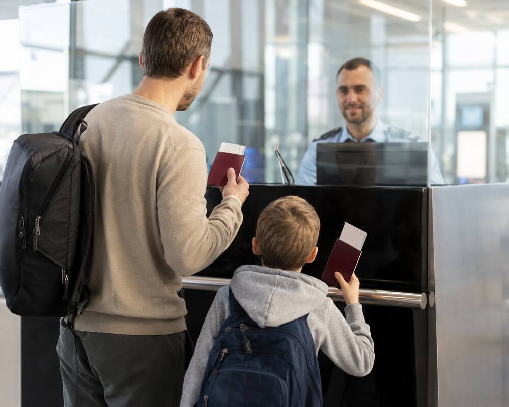 child-travel-documents-2026-full-cc938736 image Родитель и ребёнок проходят паспортный контроль в аэропорту