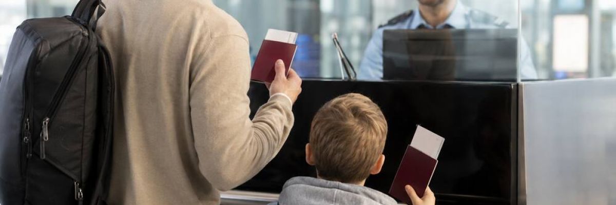 child-travel-documents-2026-full-cc938736-13db482e image Родитель и ребёнок проходят паспортный контроль в аэропорту